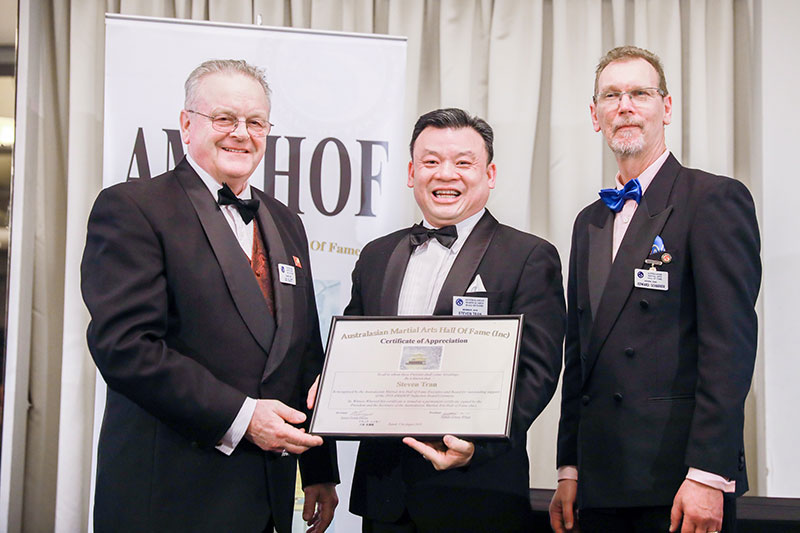 master-tran-being-awarded-hall-of-fame-1