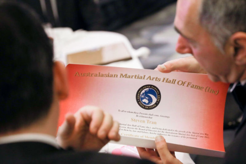 master-tran-being-awarded-hall-of-fame-3