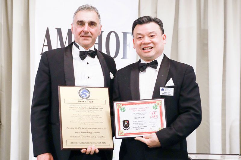 master-tran-being-awarded-hall-of-fame-6